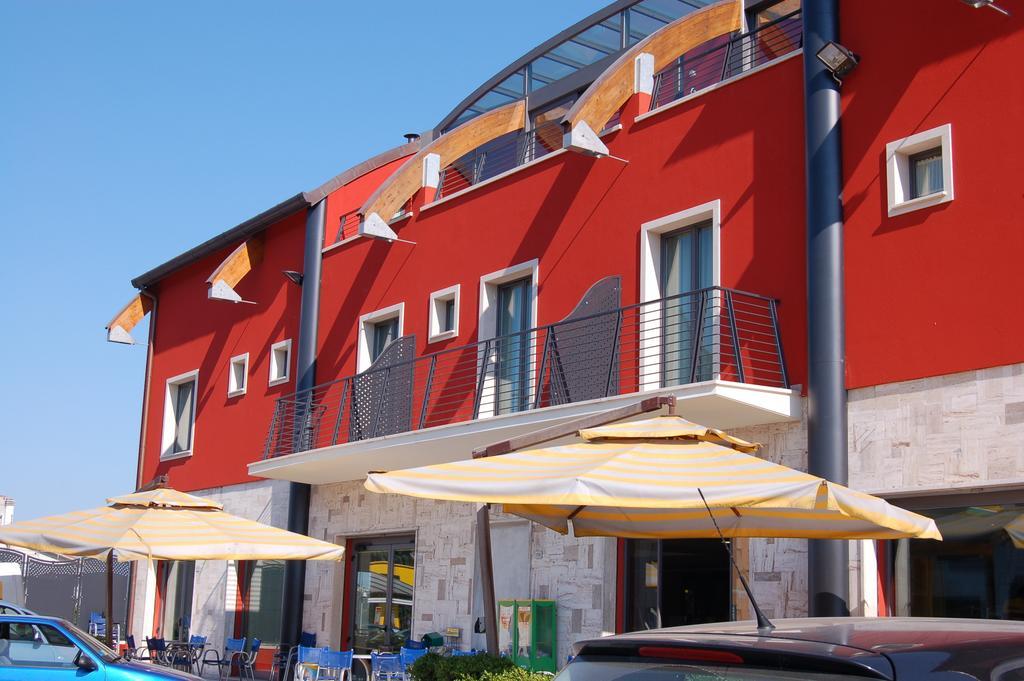 Hotel Flaminio Tavernelle Serrungarina Экстерьер фото